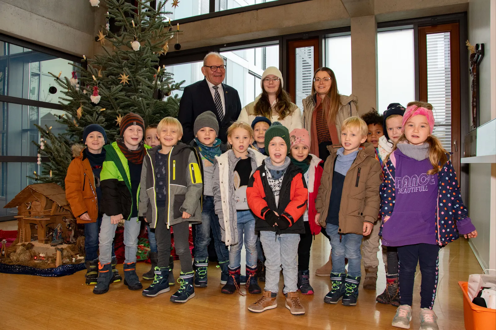 Die Kinder des Kindergartens i-Pünktchen, ihre Begleiterinnen und Bürgermeister Ulrich Knickrehm im Rathaus-Foyer. (Foto: Torsten Matenaers)