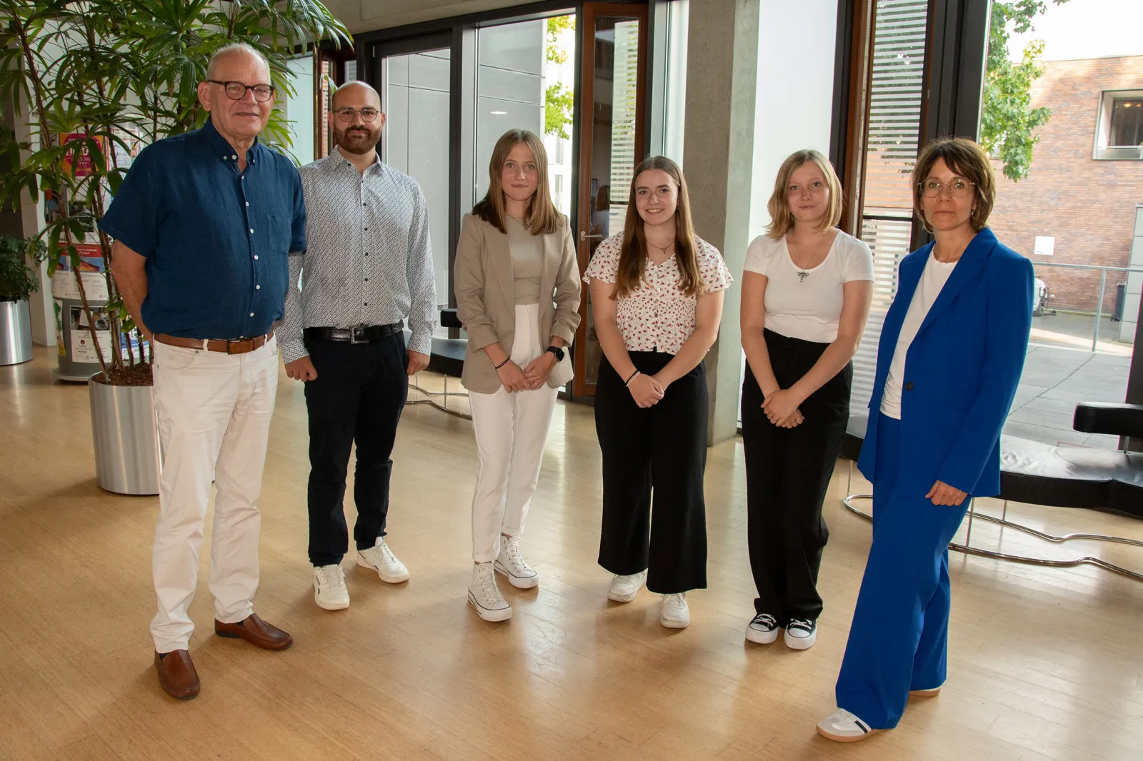 v.l. Bürgermeister Ulrich Knickrehm, Jan Gietemann, Ira Schoofs, Sarah van Bühren, Johanna de Ryk und Personalchefin Bettina Gansen. (Foto: Torsten Matenaers)