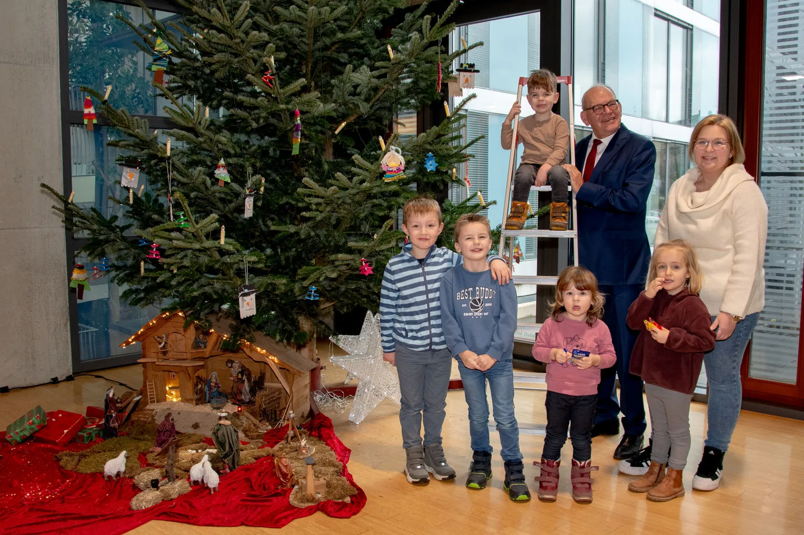 Kinder aus dem Kindergarten Zipfelmütze haben den Weihnachtsbaum geschmückt (Foto: Torsten Matenaers)