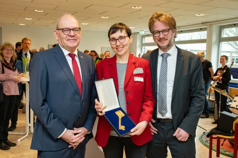 Dr. Elvira Neuendank mit Bürgermeister Ulrich Knickrehm (l.) und Bürgermeister Dr. Doninik Pichler (Foto: Torsten Matenaers)