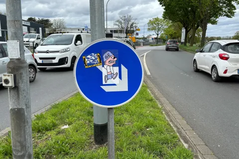 Beklebtes Verkehrszeichen an der Kreuzung Nordring / Hervorster Straße (Foto: Torsten Matenaers)