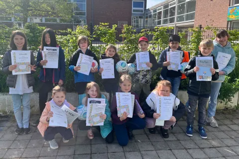 Gewinnerinnen und Gewinner des Vorlesetages an der Arnold Janssen Grundschule (Foto: Annika Wedge)