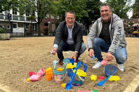 60 Tonnen Sand wurden angeliefert. Björn Mende (document 1) und Stephan Siebers (Kommunalbetrieb) erkunden die Sandfläche (Foto: Torsten Matenaers)