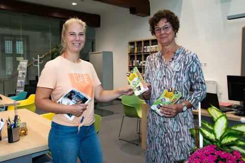 Inga van Beek und Annette Franken von der KulTOURbühne freuen sich auf die neue Theatersaison (Foto: Torsten Matenaers)