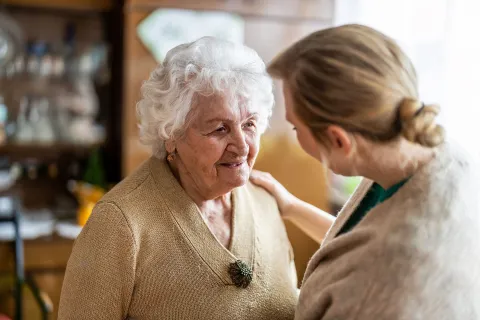 Symbolbild: Eine Seniorin wird betreut (Foto: pikselstock - stock.adobe.com)