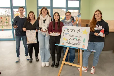 Florian Wardemann (Jugendparlament), Verena Hanelt (Geschäftsführung Jugendparlament), Mia Jansen (Jugendparlament), Fabienne Heyer (Astra), Judith Boell (Fachbereichsleiterin) und Isabelle Caldenhoven (Astra) freuen sich auf den Adventszauber. (Foto: Torsten Matenaers)