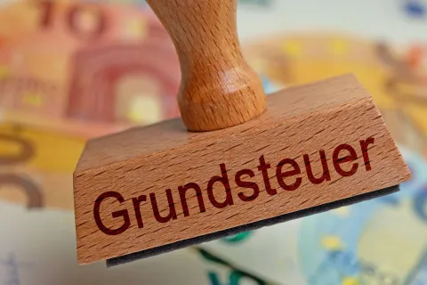 Symbolbild: Stempel mit der Aufschrift "Grundsteuer" (Foto: M. Schuppich - stock.adobe.com)