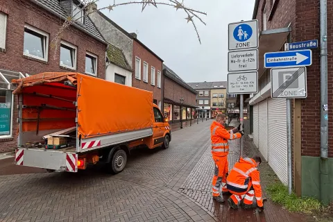 Die Beschilderung zur Radfahr-Regelung in der Voßstraße wird aufgestellt (Foto: Torsten Matenaers)