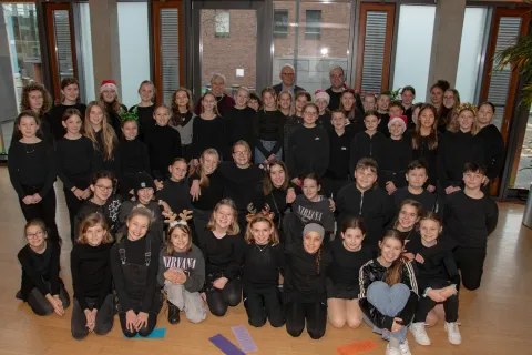 Gruppenfoto zum Weihnachtssingen im Rathaus (Foto: Torsten Matenaers)